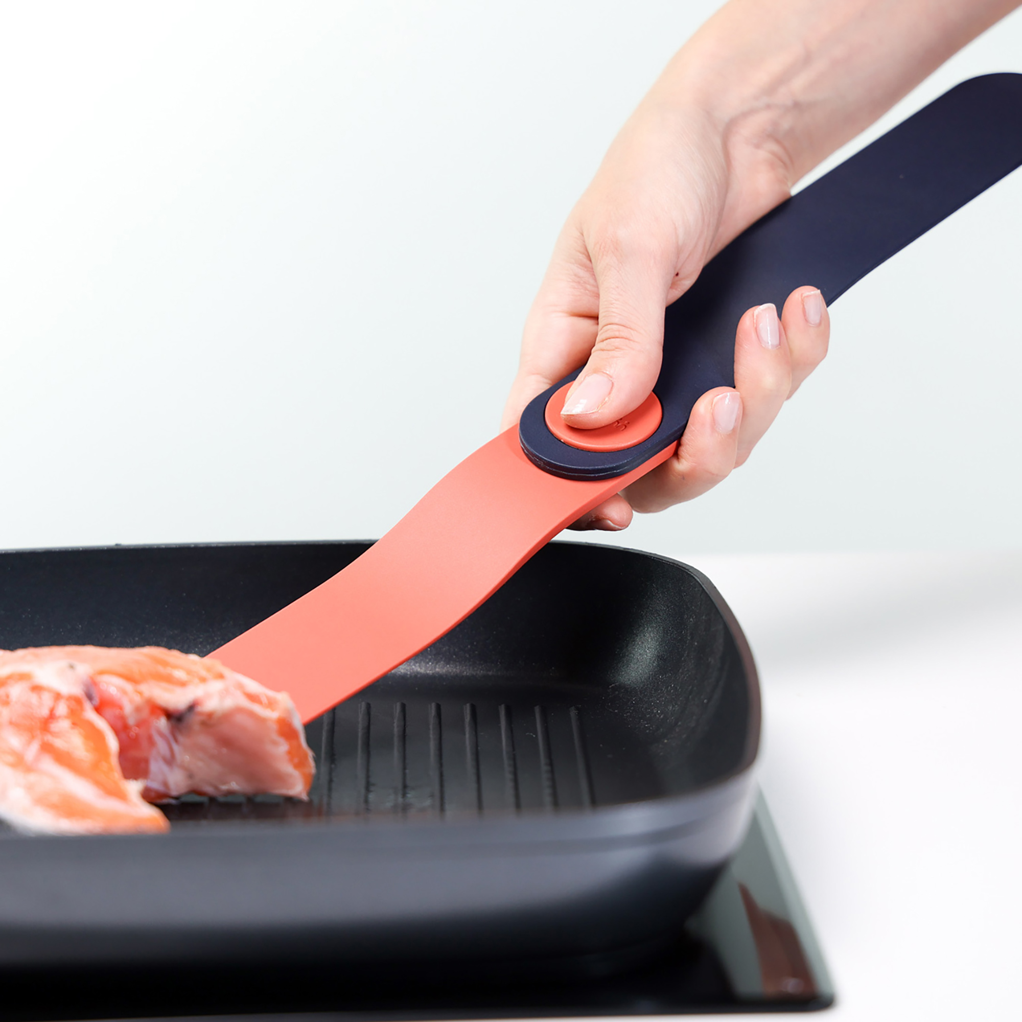 Нейлоновые щипцы и лопатка 2-в-1 Twist Kitchen Tools, 22 см, красный/черный